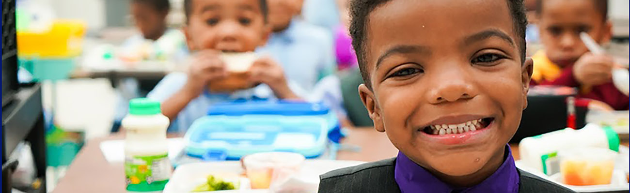 students eating lunch